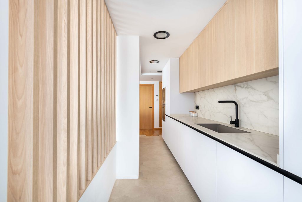 Diseño, fabricación e instalación de cocina con gran almacenaje y superficie de trabajo en bonita vivienda en Castellón.