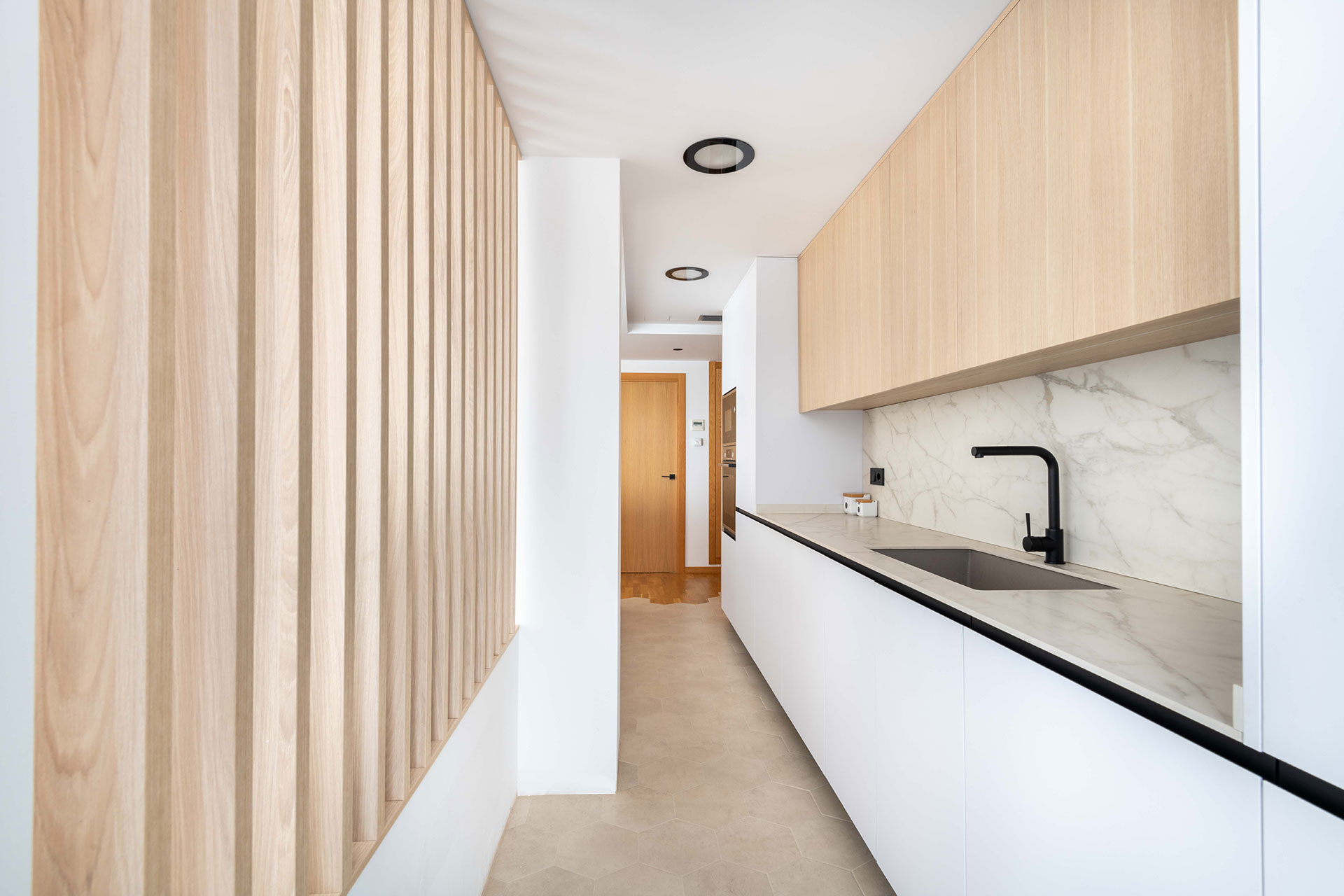 Diseño, fabricación e instalación de cocina con gran almacenaje y superficie de trabajo en bonita vivienda en Castellón.