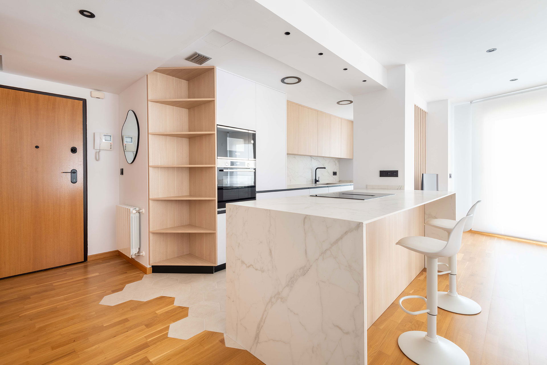 Diseño, fabricación e instalación de cocina con gran almacenaje y superficie de trabajo en bonita vivienda en Castellón.