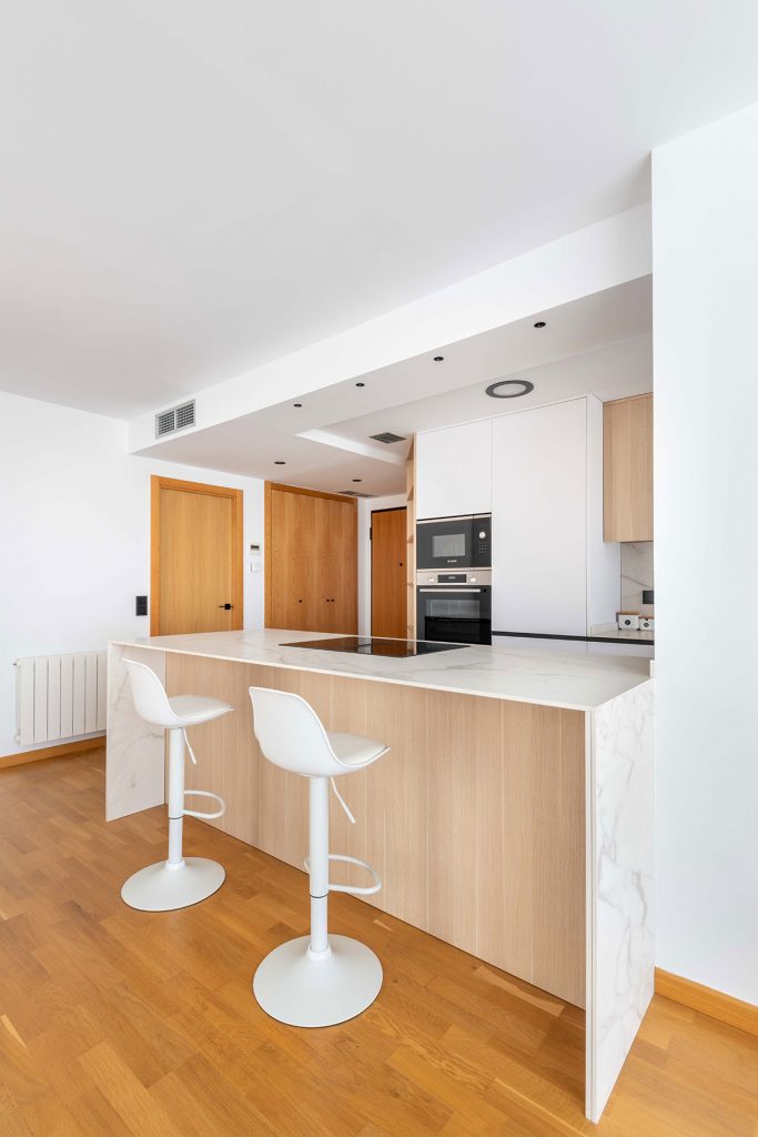 Diseño, fabricación e instalación de cocina con gran almacenaje y superficie de trabajo en bonita vivienda en Castellón.