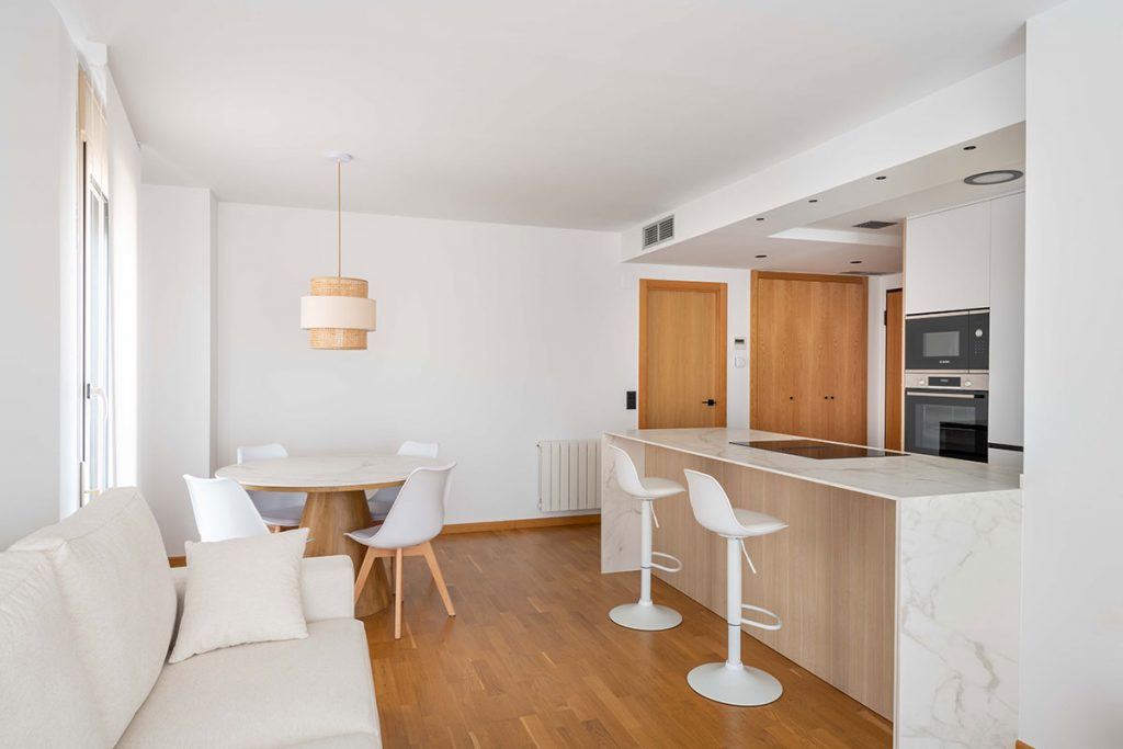 Diseño, fabricación e instalación de cocina con gran almacenaje y superficie de trabajo en bonita vivienda en Castellón.