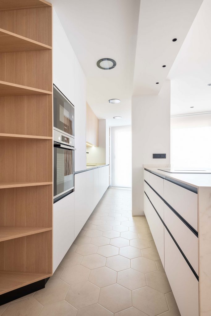 Diseño, fabricación e instalación de cocina con gran almacenaje y superficie de trabajo en bonita vivienda en Castellón.