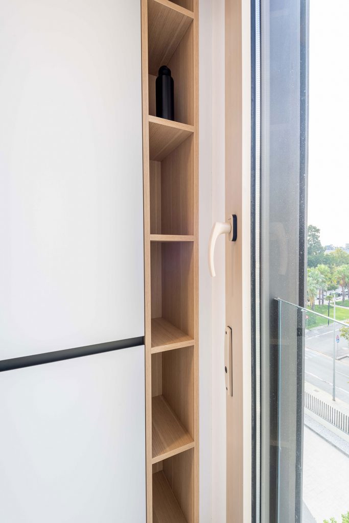 Diseño, fabricación e instalación de cocina con gran almacenaje y superficie de trabajo en bonita vivienda en Castellón.