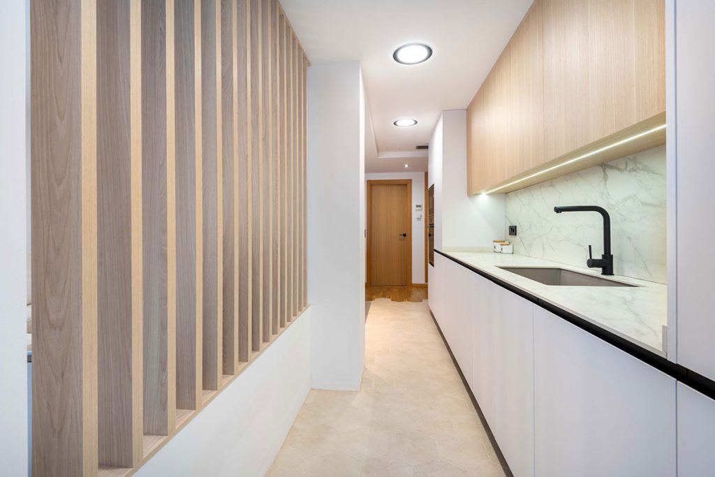 Diseño, fabricación e instalación de cocina con iluminación LED integrada en la zona de fregadero, en bonita vivienda en Castellón.