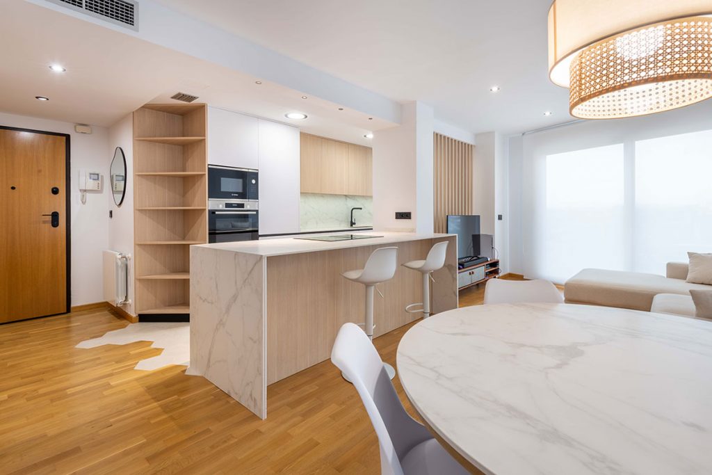 Diseño, fabricación e instalación de cocina de estilo mediterráneo en Castellón con electrodomésticos integrados y acabados de alta calidad.