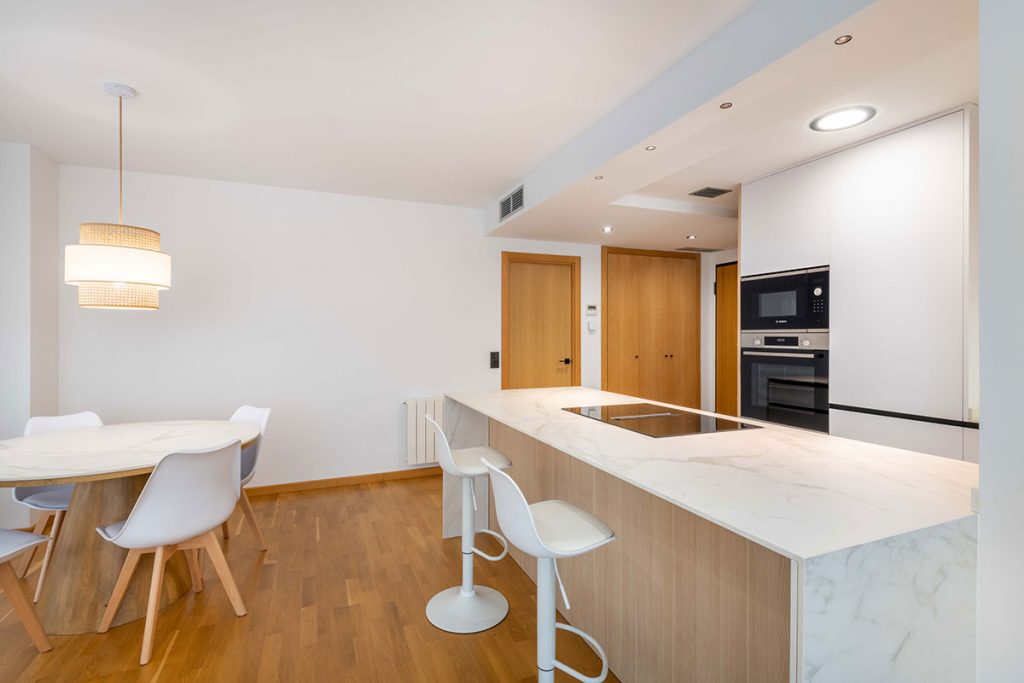 Diseño, fabricación e instalación de cocina de estilo mediterráneo en Castellón con electrodomésticos integrados y acabados de alta calidad.