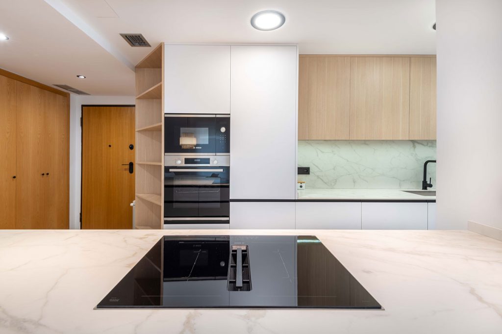 Diseño, fabricación e instalación de cocina de estilo mediterráneo en Castellón con electrodomésticos integrados y acabados de alta calidad.