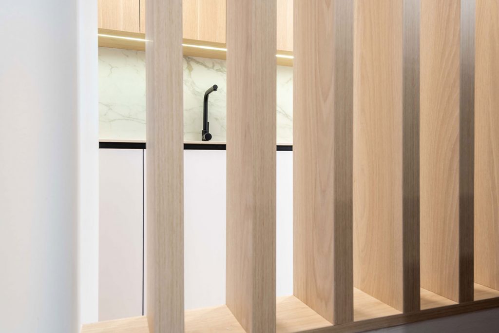 Diseño, fabricación e instalación de cocina con iluminación LED integrada en la zona de fregadero, en bonita vivienda en Castellón.