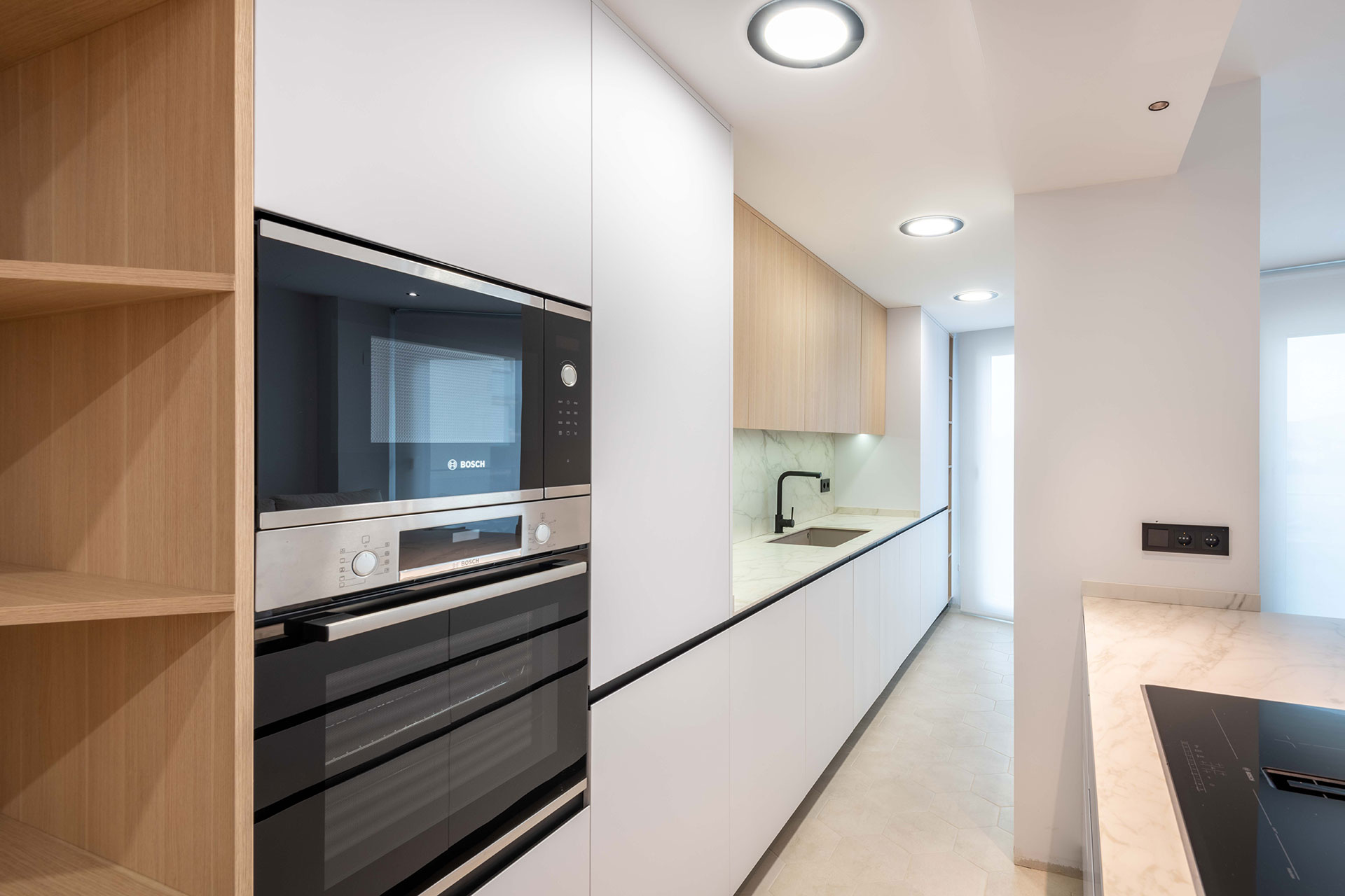 Diseño, fabricación e instalación de cocina con gran almacenaje y superficie de trabajo en bonita vivienda en Castellón.
