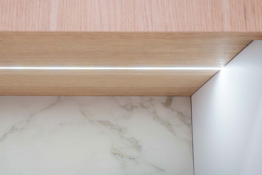 Diseño, fabricación e instalación de cocina con iluminación LED integrada en la zona de fregadero, en bonita vivienda en Castellón.