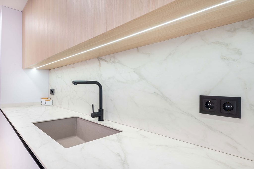 Diseño, fabricación e instalación de cocina con iluminación LED integrada en la zona de fregadero, en bonita vivienda en Castellón.